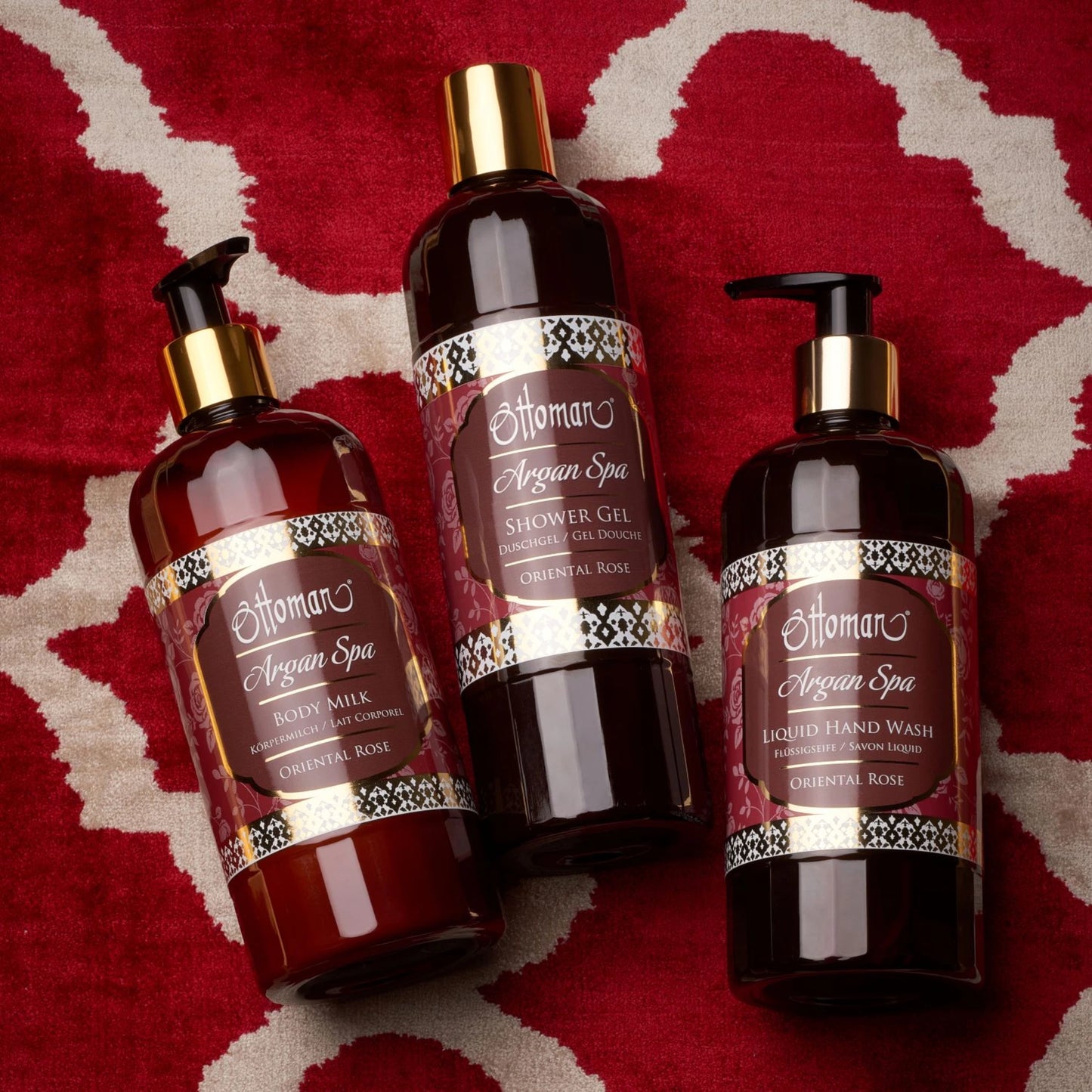 Ottoman Argan Spa Pflegeset Oriental Rose mit Body Milk, Duschgel und Flüssigseife vor marokkanischem Teppichmuster