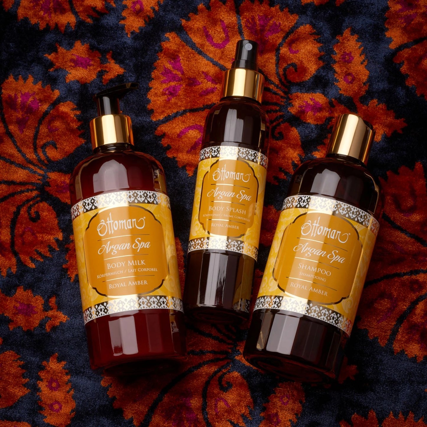 Ottoman Argan Spa Set Royal Amber mit Body Milk, Body Splash und Shampoo auf persischem Teppich-Hintergrund