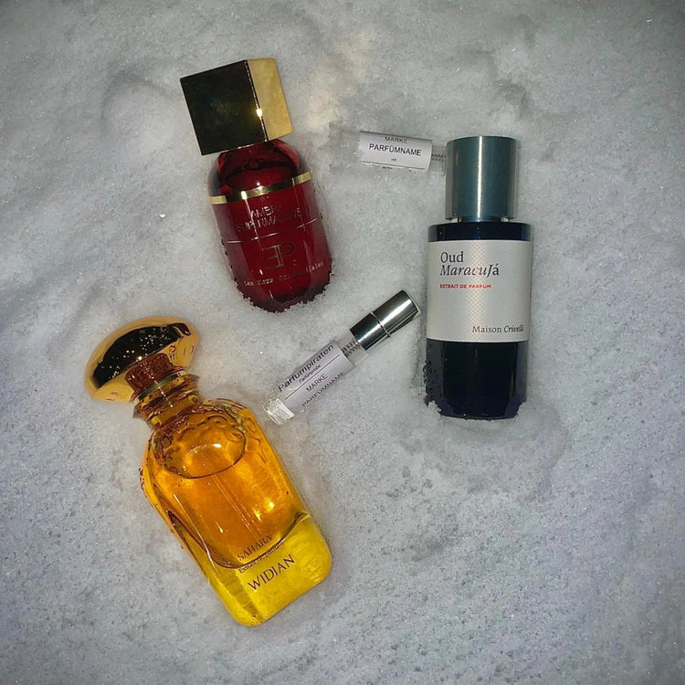 Parfumpiraten Parfümproben mit Beschriftung von Marke, Duftname und Inhalt sowie Inhaltsstoffe. Marken wie Widian, Les Eaux Primordiales und Maison Crivelli abgebildet im weihnachtlicher Schnee