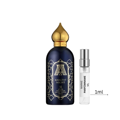 Attar Collection Khaltat Night Parfümprobe 1 ml neben Flakon – süß-fruchtiger Orientalduft mit Kirsche, Vanille und warmer Würze