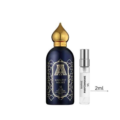 Attar Collection Khaltat Night Duftprobe 2 ml neben Flakon – intensiver Unisexduft mit Apfel, Vanille und orientalischer Süße