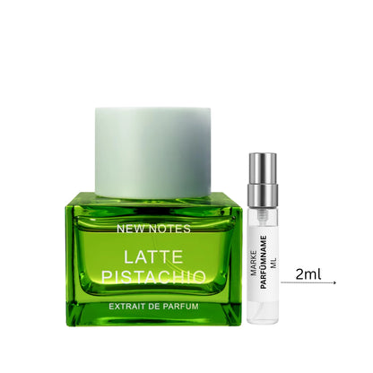 New Notes Latte Pistachio Duftprobe 2 ml neben Flakon – intensiver Unisexduft mit Pistazie, Kardamom, Moschus und warmer Gourmand-Basis